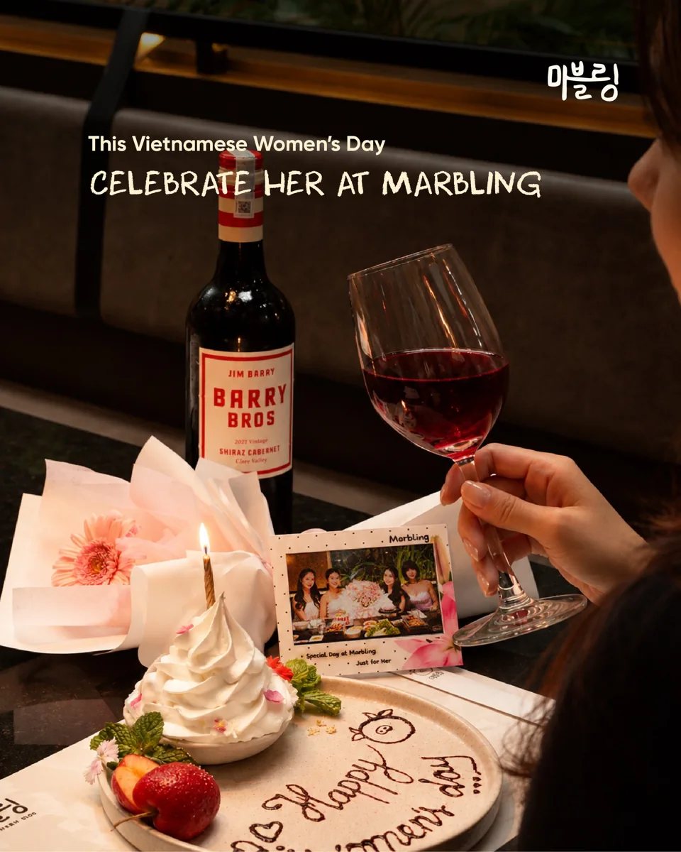 Marbling Women’s Day promotional image with a bouquet, dessert and photo frame.