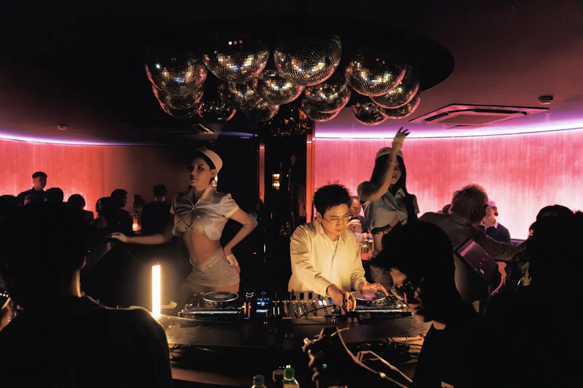 FETTI Social Club DJ booth and crowd during Jetlegs; illustrative venue atmosphere, not the 27 October DJ lineup.