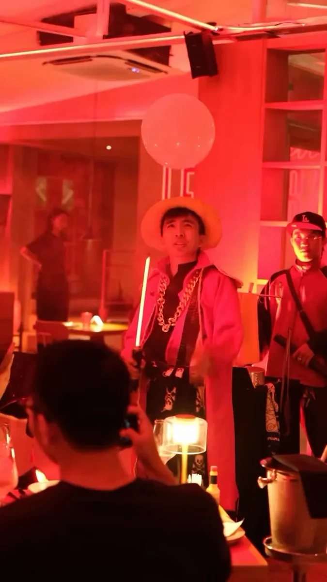 Prior magic show at Pasta Club 125 Hai Bà Trưng; illustrative photo for the 17 October performance, not its lineup