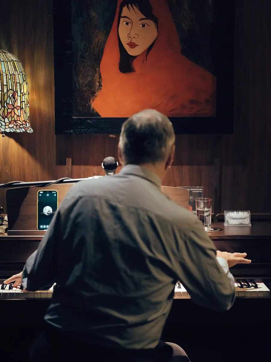 Pianist at Angels’ Share in District 1; photo illustrates the venue’s jazz atmosphere, not the lineup for a specific night.