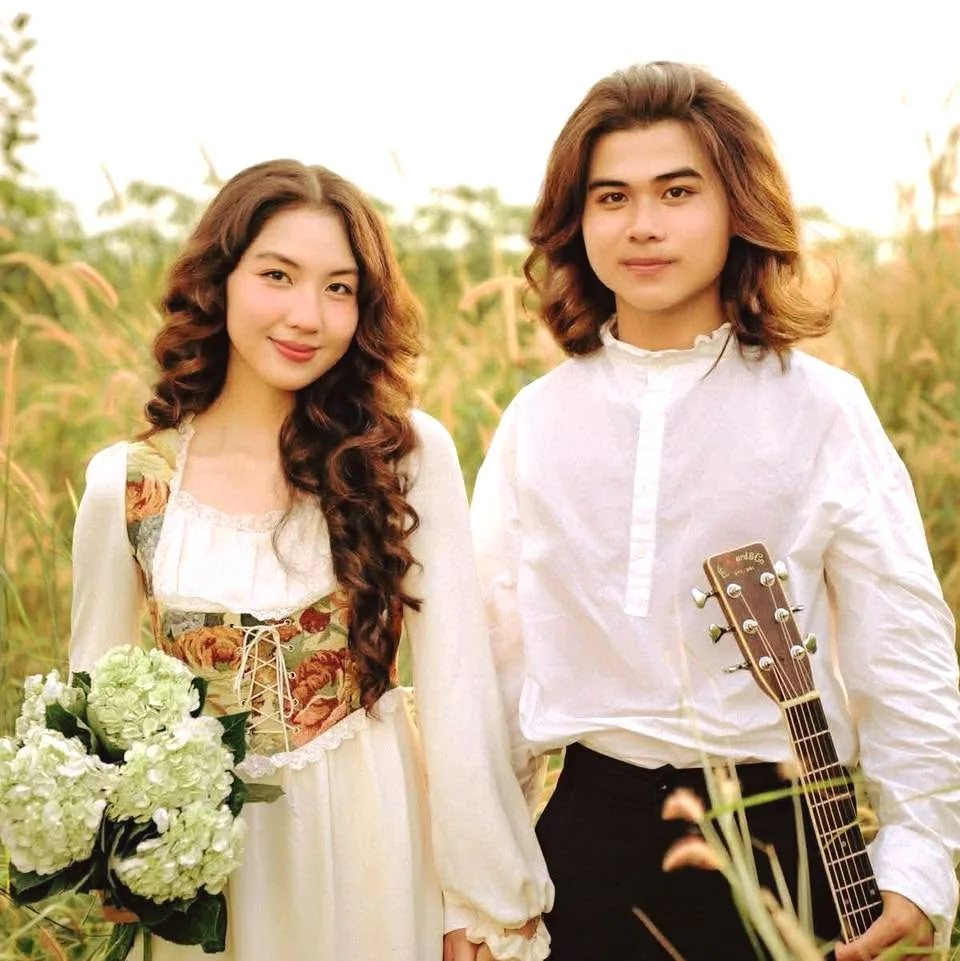 Duy Tân and Hân Tóc Mây, acoustic duo performing at Yoko Cafe Wednesday pop rock night