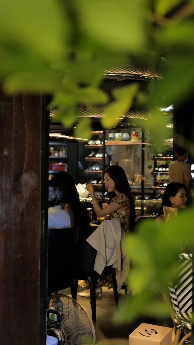 Guests dining at Livannah in the organizer’s Tuesday ladies-night announcement; the image does not show the acoustic act